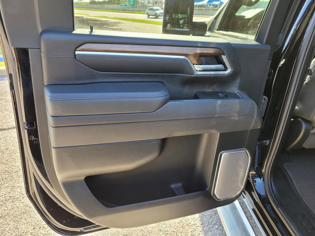 Used 2025 Chevrolet Silverado 2500 High Country w/ High Country Premium Package AWD/4WD image 15