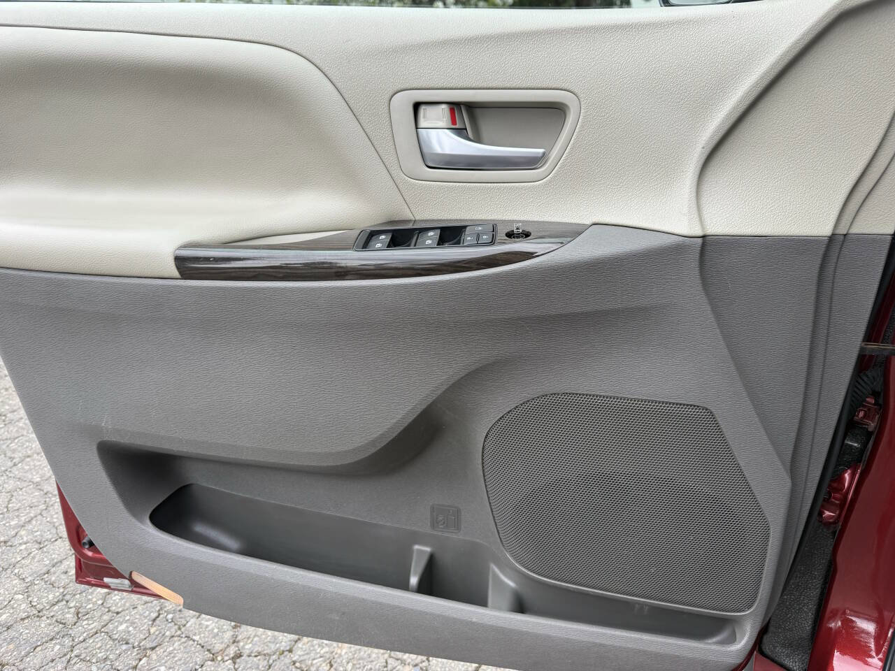Used 2016 Toyota Sienna XLE Premium FWD image 19