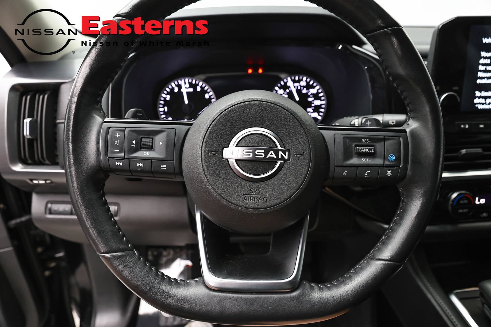 Used 2023 Nissan Pathfinder SL AWD/4WD image 10