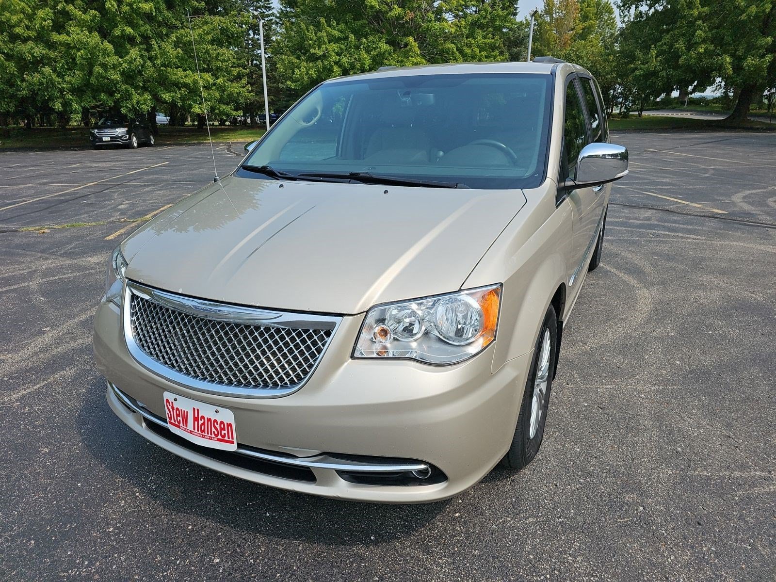 Used 2016 Chrysler Town & Country Touring-L w/ Driver Convenience Group FWD image 2