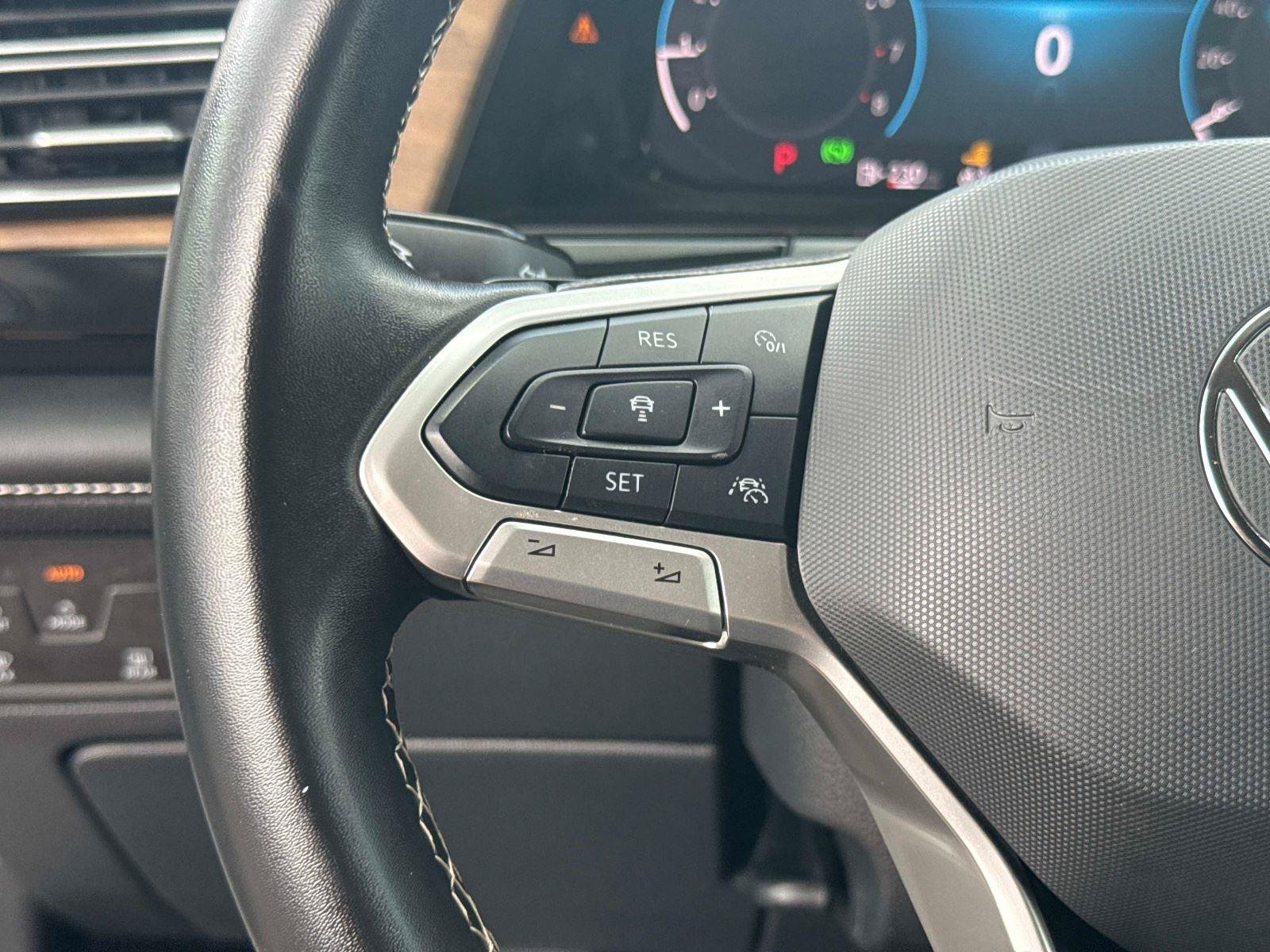 Used 2025 Volkswagen Atlas SE FWD image 34