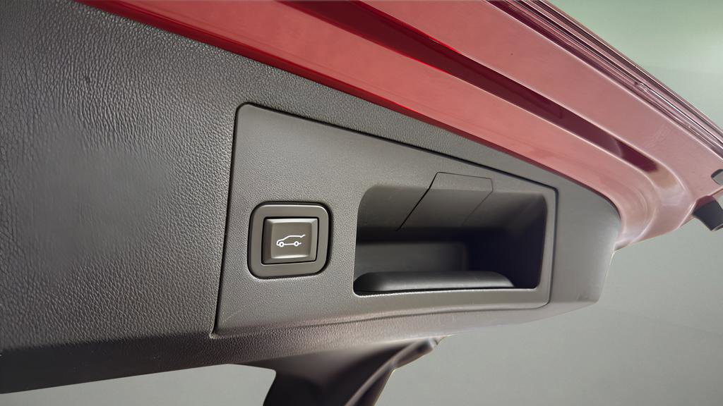 Used 2018 Cadillac XT5 Luxury w/ Driver Awareness Package image 18