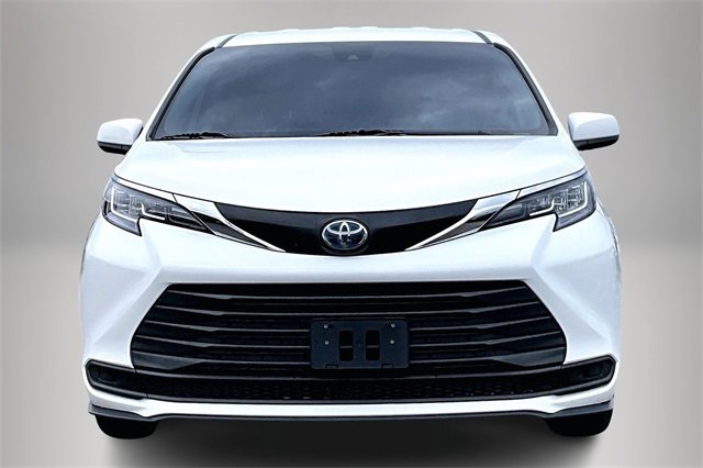 Used 2023 Toyota Sienna LE image 3