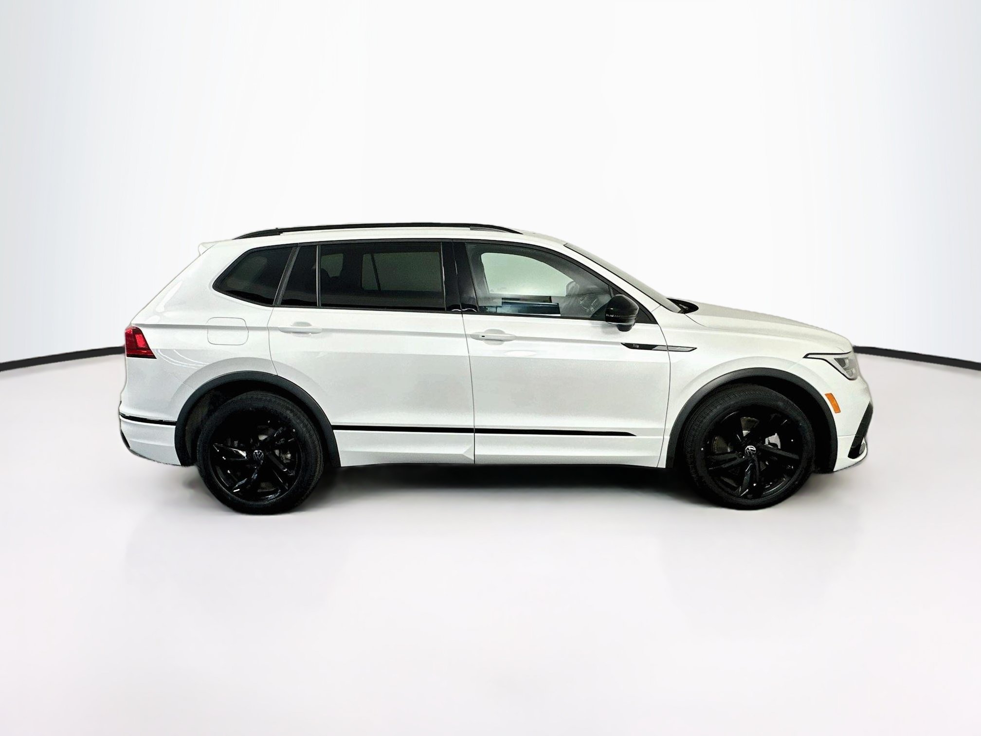 Used 2023 Volkswagen Tiguan SE R-Line FWD image 10