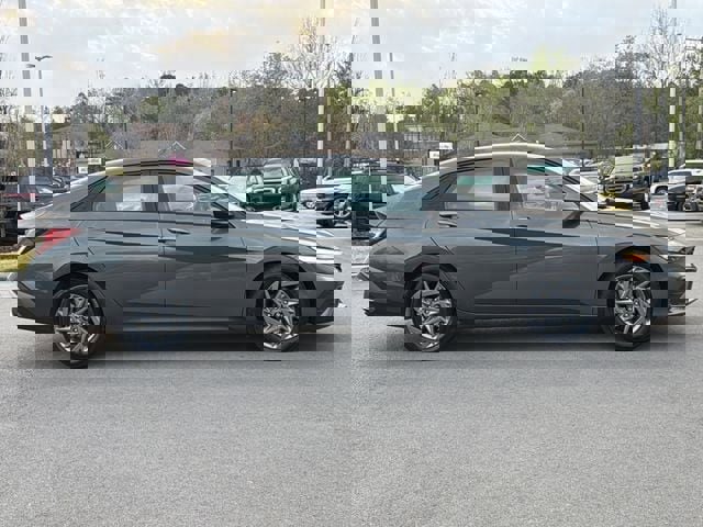 Used 2024 Hyundai Elantra SEL image 2