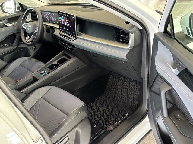 Used 2025 Volkswagen Tiguan SE image 28