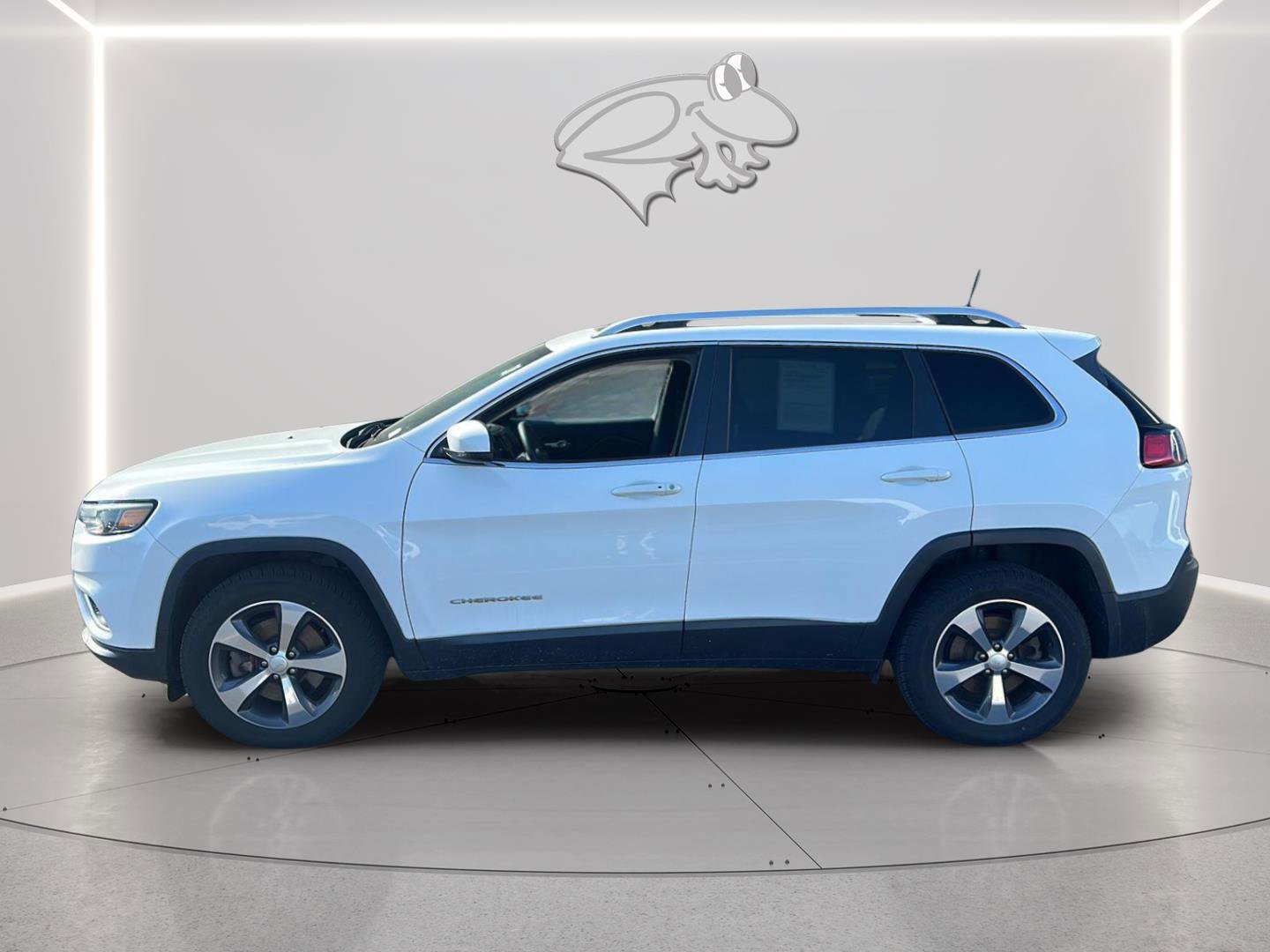 Used 2019 Jeep Cherokee Limited w/ Luxury Group image 2
