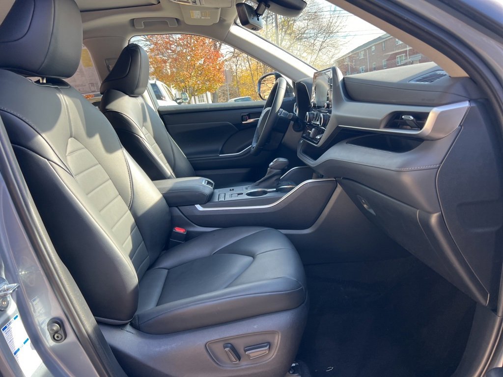Used 2021 Toyota Highlander XLE image 24