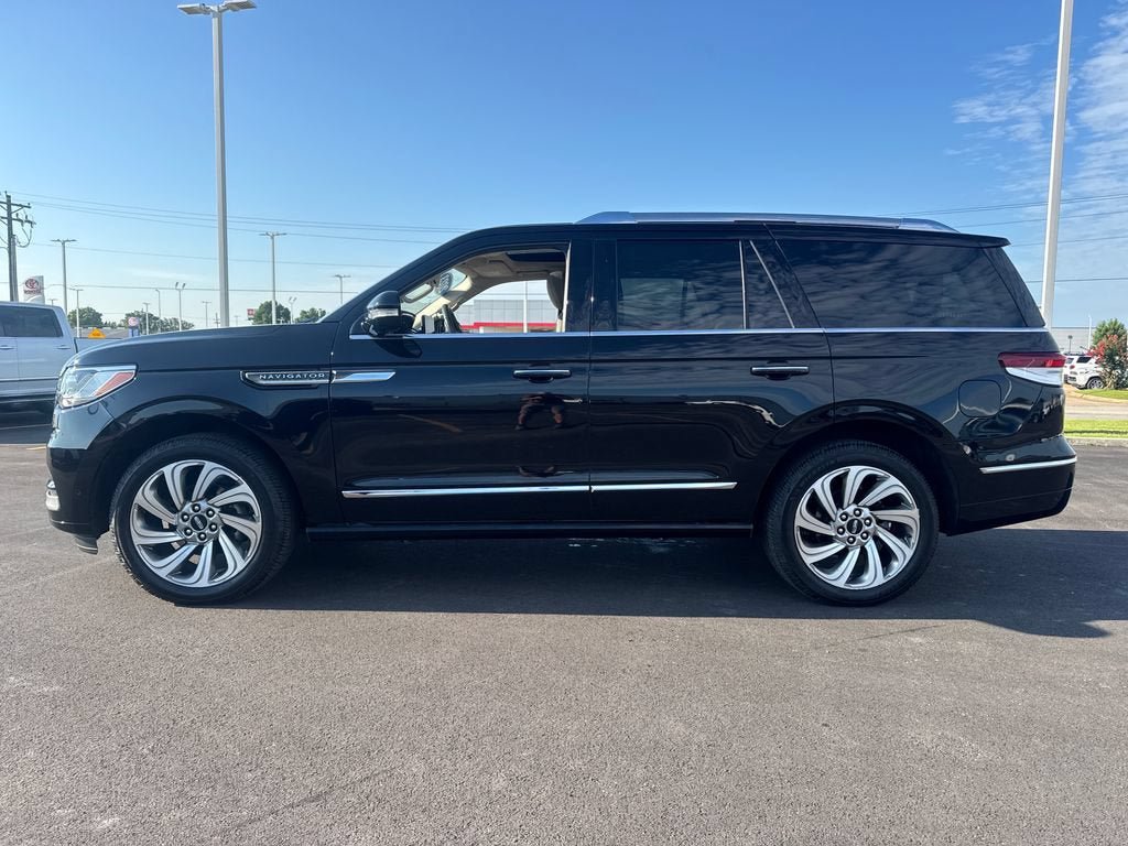 Used 2023 Lincoln Navigator Reserve AWD/4WD image 3