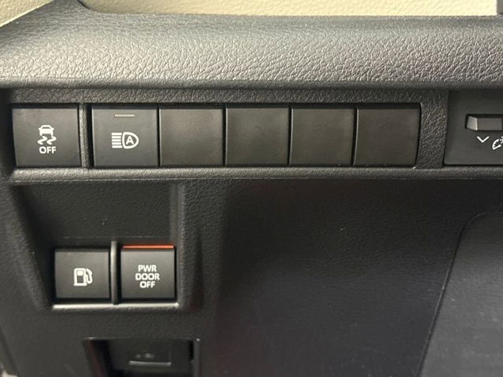 Used 2022 Toyota Sienna XLE FWD image 31