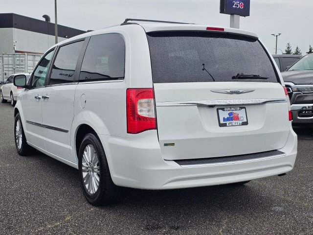 Used 2015 Chrysler Town & Country Limited FWD image 5