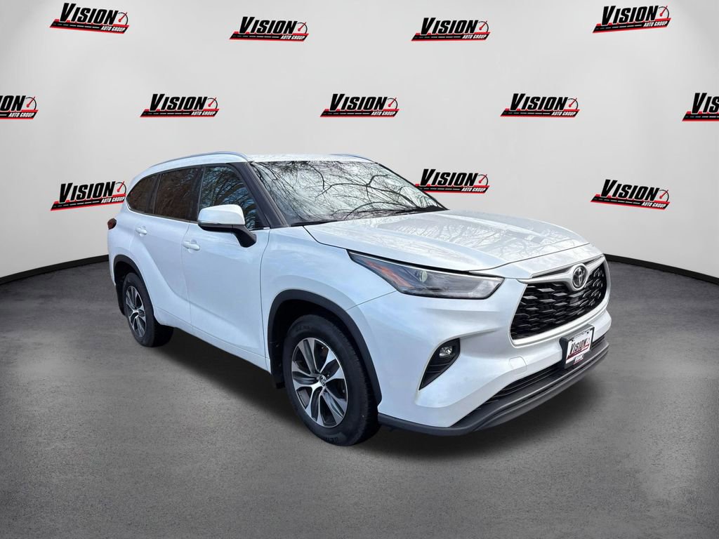 Used 2022 Toyota Highlander XLE AWD/4WD video 3