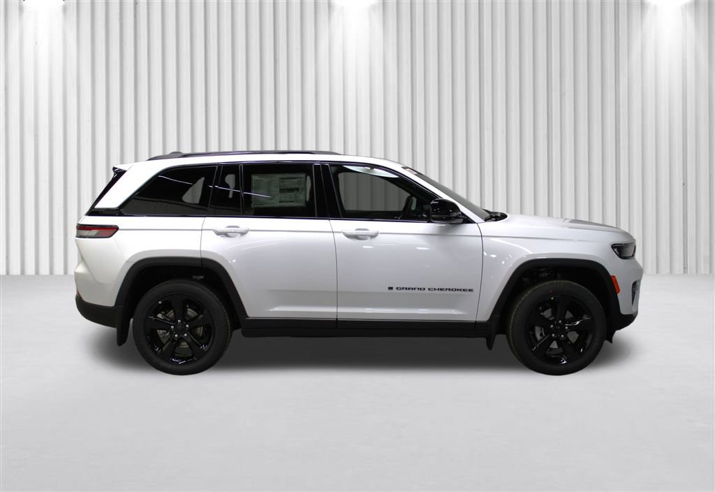 New 2025 Jeep Grand Cherokee Laredo image 2