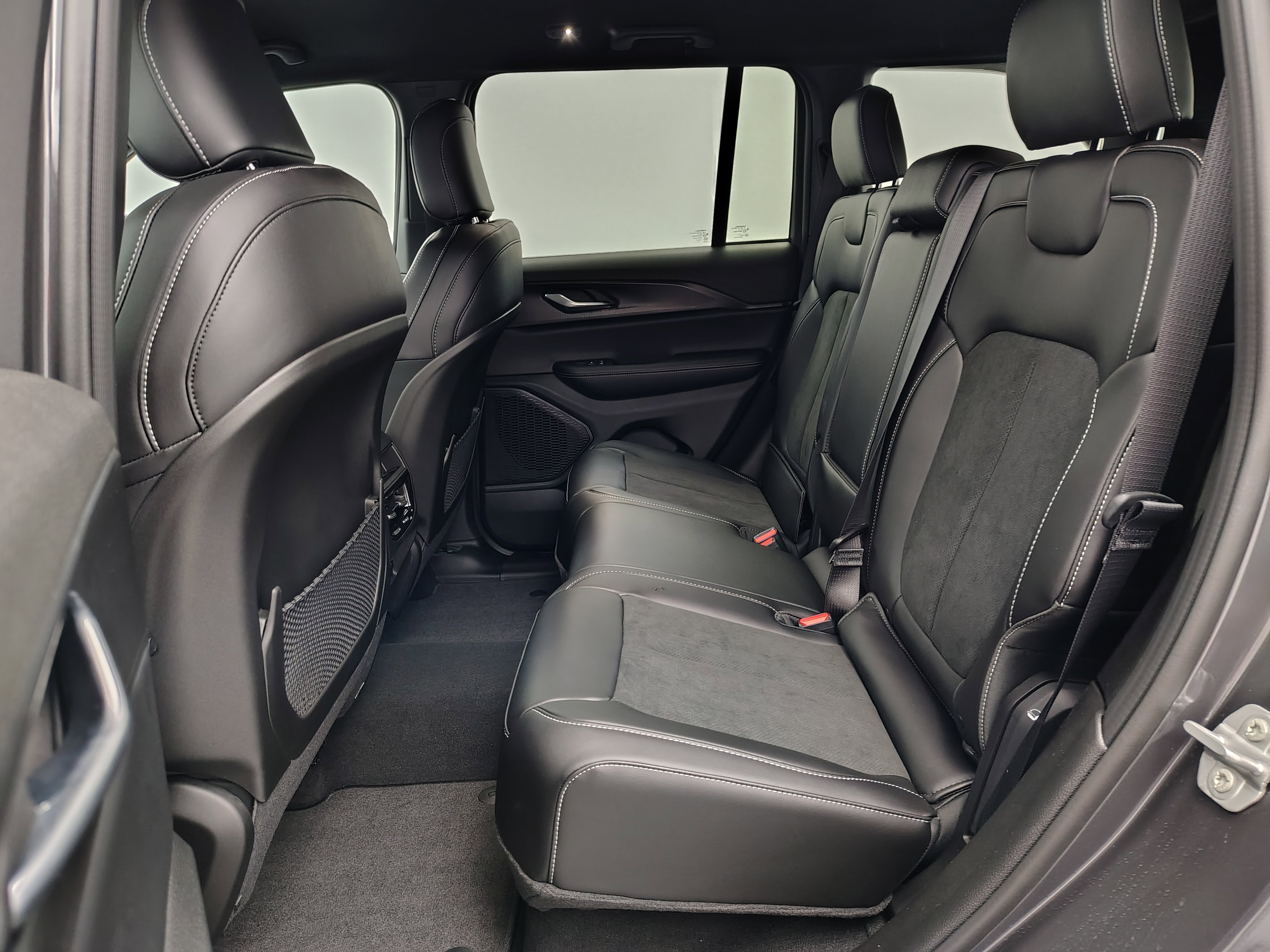 New 2025 Jeep Grand Cherokee Altitude image 21