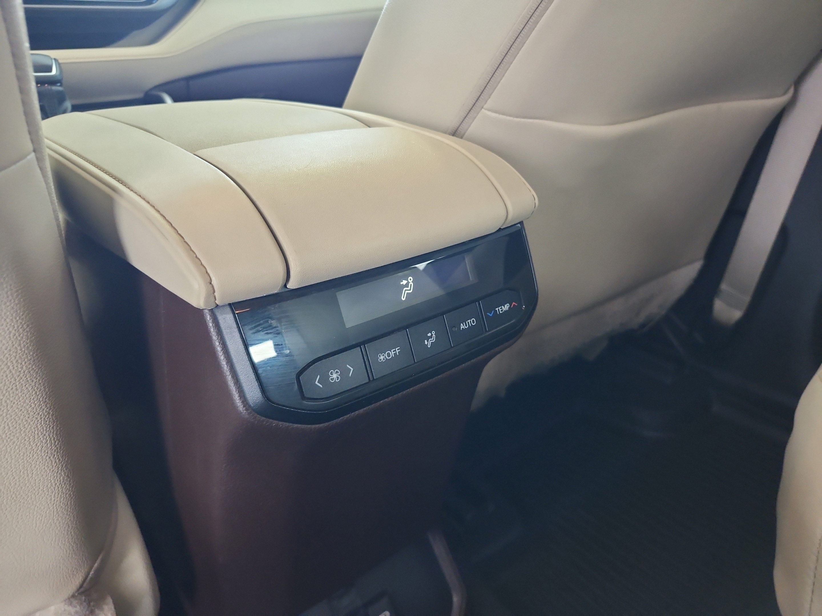 Used 2022 Toyota Highlander XLE FWD image 18