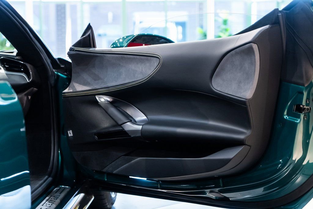 Used 2024 Ferrari SF90 Spider image 39