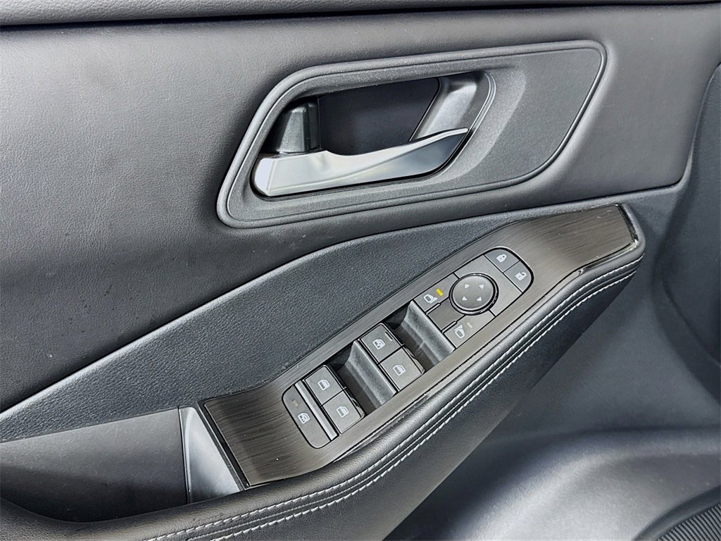 Used 2024 Nissan Rogue SV image 17