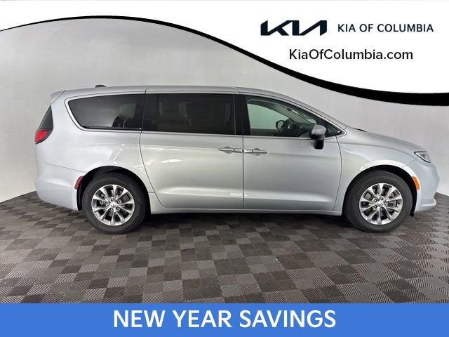 Used 2023 Chrysler Pacifica Touring-L image 4