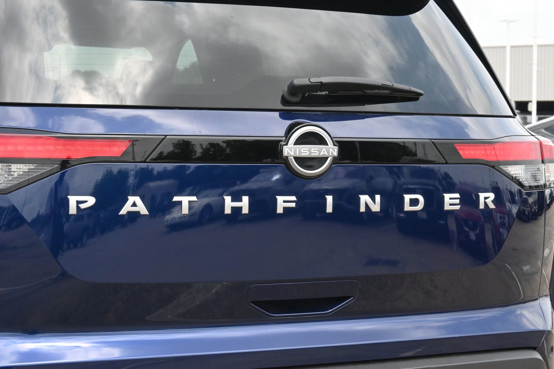 Used 2025 Nissan Pathfinder SV FWD image 21
