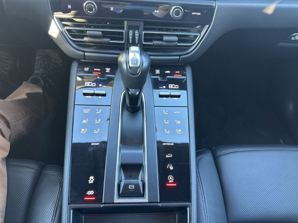 Used 2023 Porsche Macan Base image 25