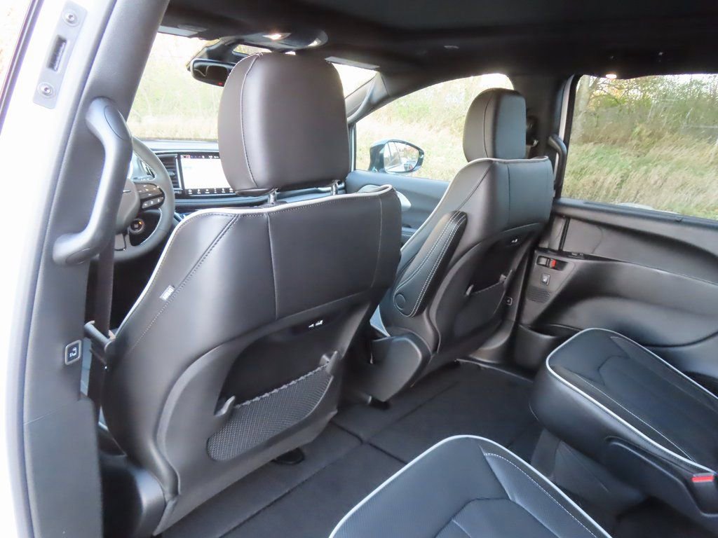 New 2026 Chrysler Pacifica Limited w/ S Appearance Package image 24