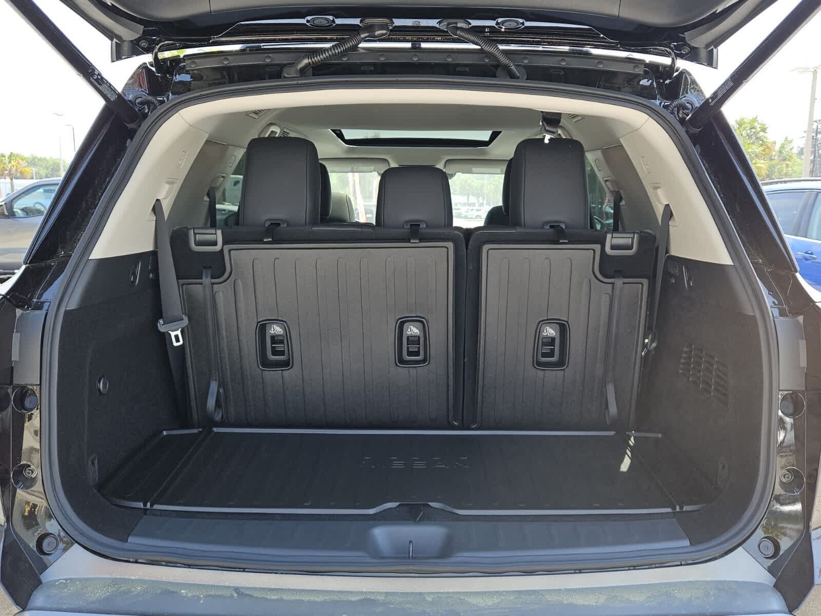 New 2026 Nissan Pathfinder Platinum w/ Cargo Package FWD image 6
