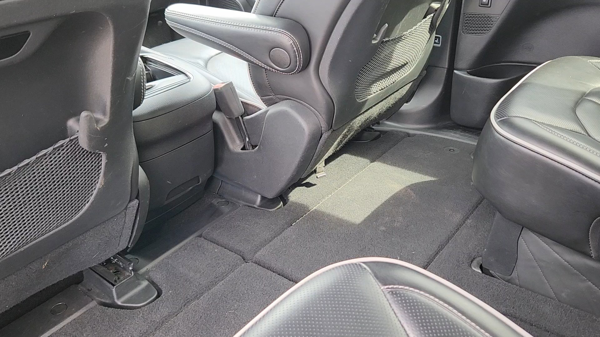 Used 2025 Chrysler Pacifica Limited image 18