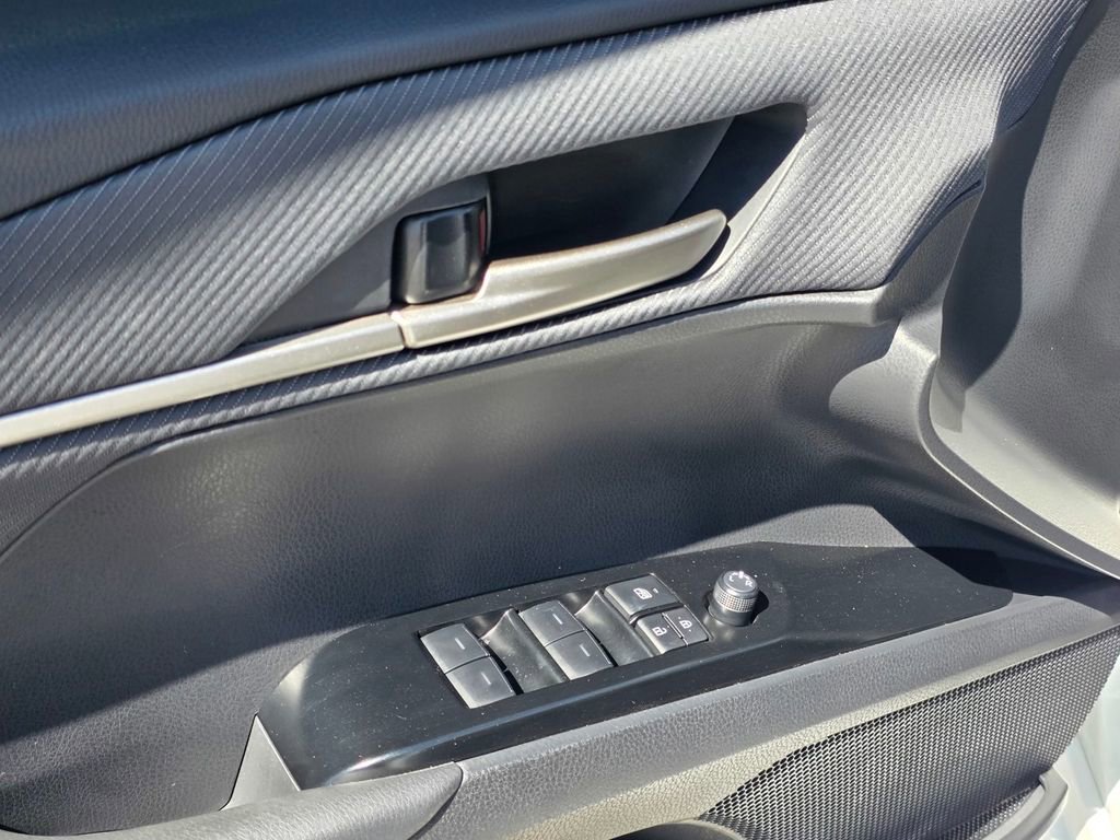 Used 2025 Toyota Camry SE FWD image 14