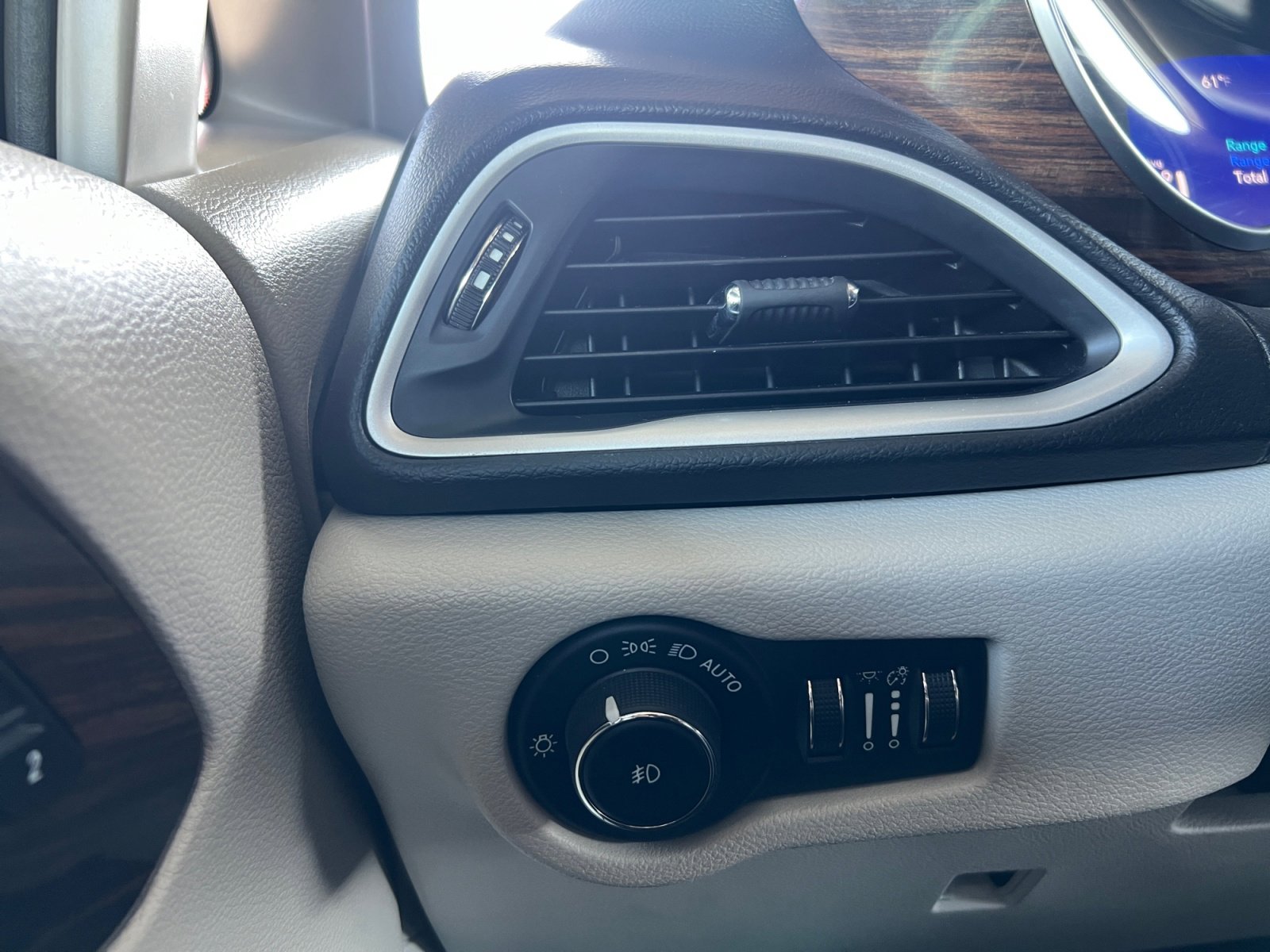 Used 2022 Chrysler Pacifica Limited w/ Uconnect Theater Family Group image 23