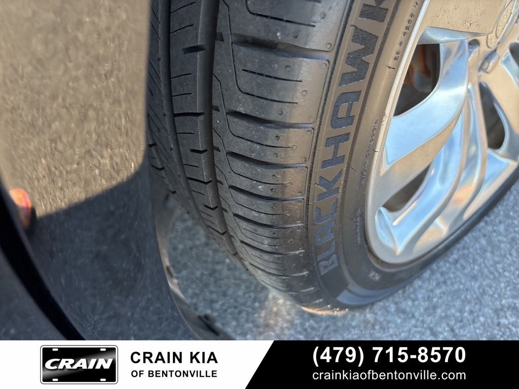 Used 2017 Chrysler 300 C image 28