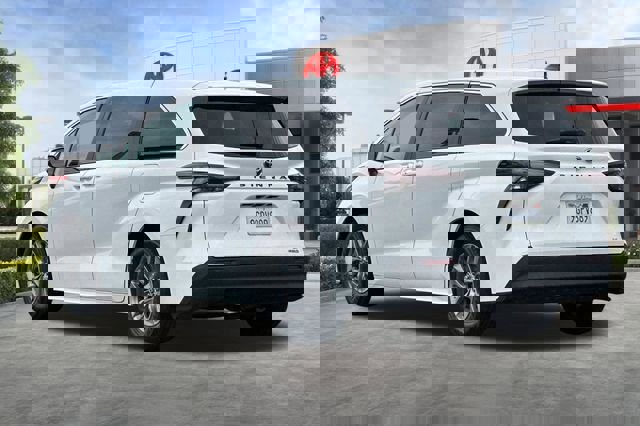 Used 2023 Toyota Sienna LE image 6