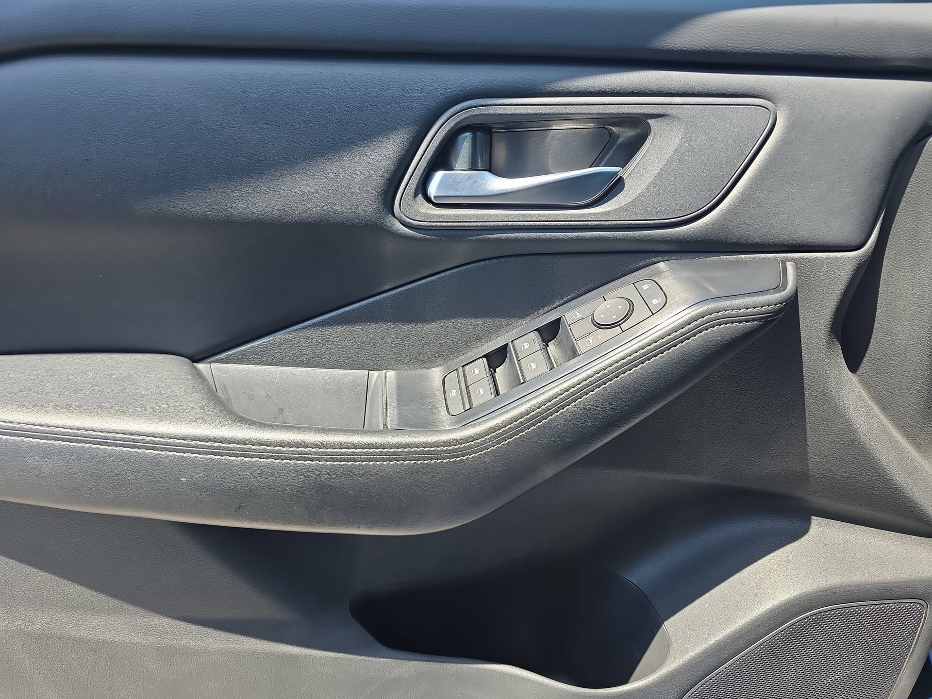 Used 2025 Nissan Rogue SV FWD image 25