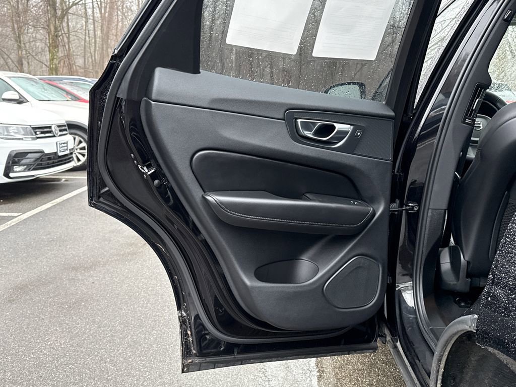 Used 2025 Volvo XC60 B5 Plus image 21