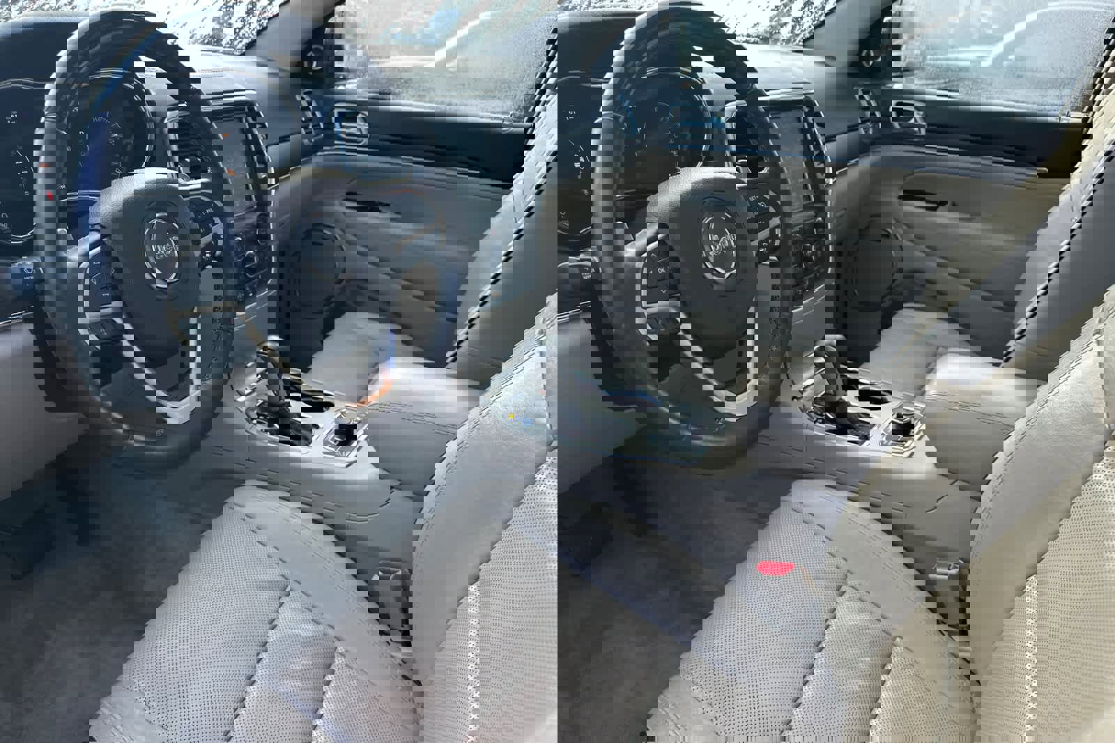 Used 2017 Jeep Grand Cherokee Overland w/ Jeep Active Safety Group image 9