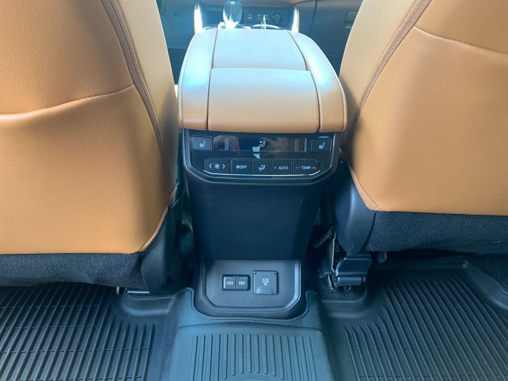 Used 2025 Toyota Highlander Platinum AWD/4WD image 15