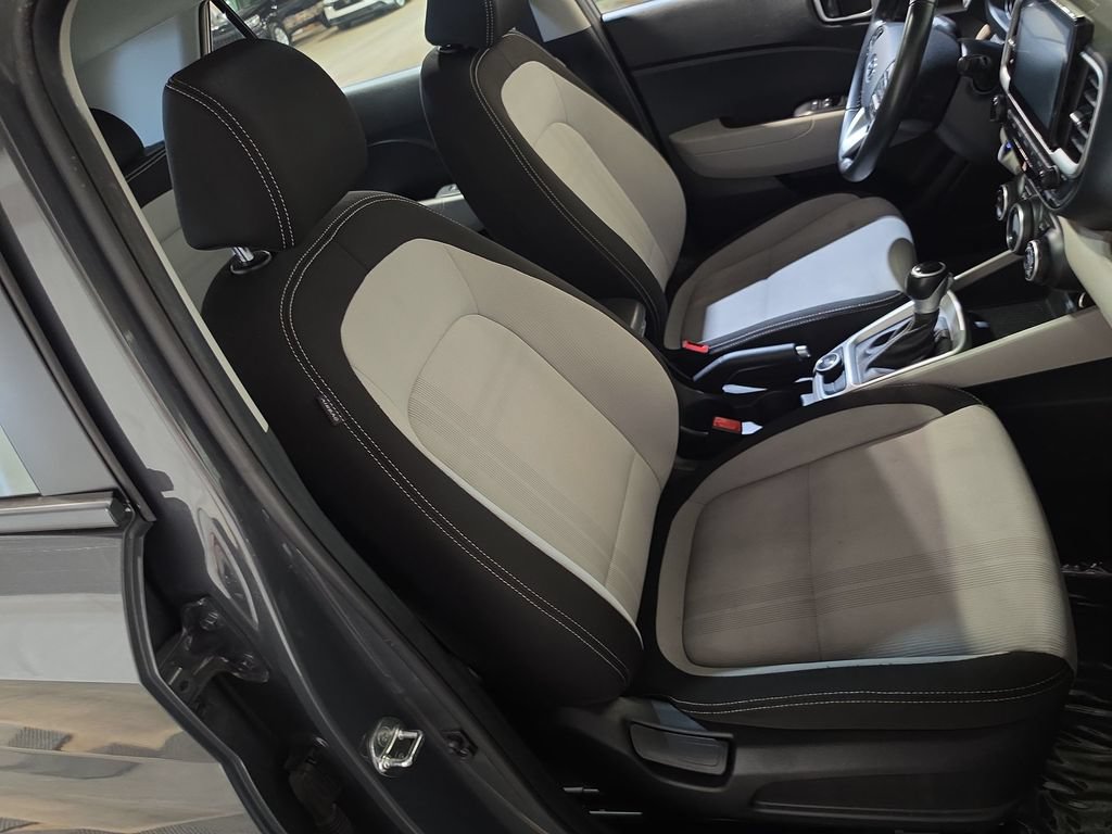 Used 2024 Hyundai Venue SEL FWD image 25