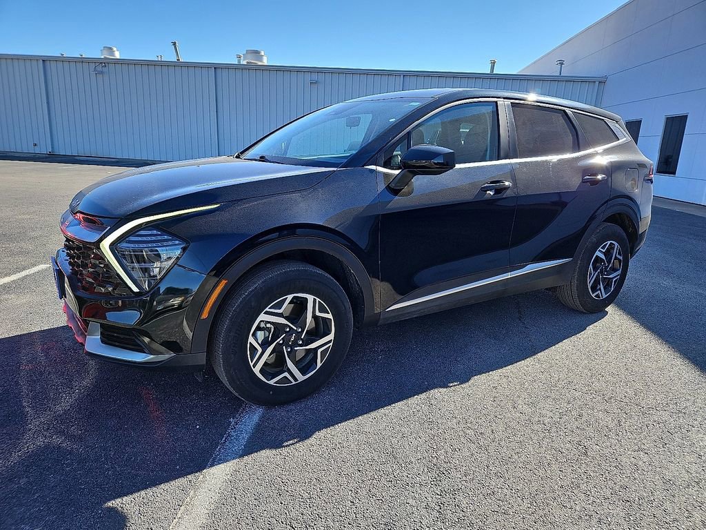 Used 2025 Kia Sportage LX image 2