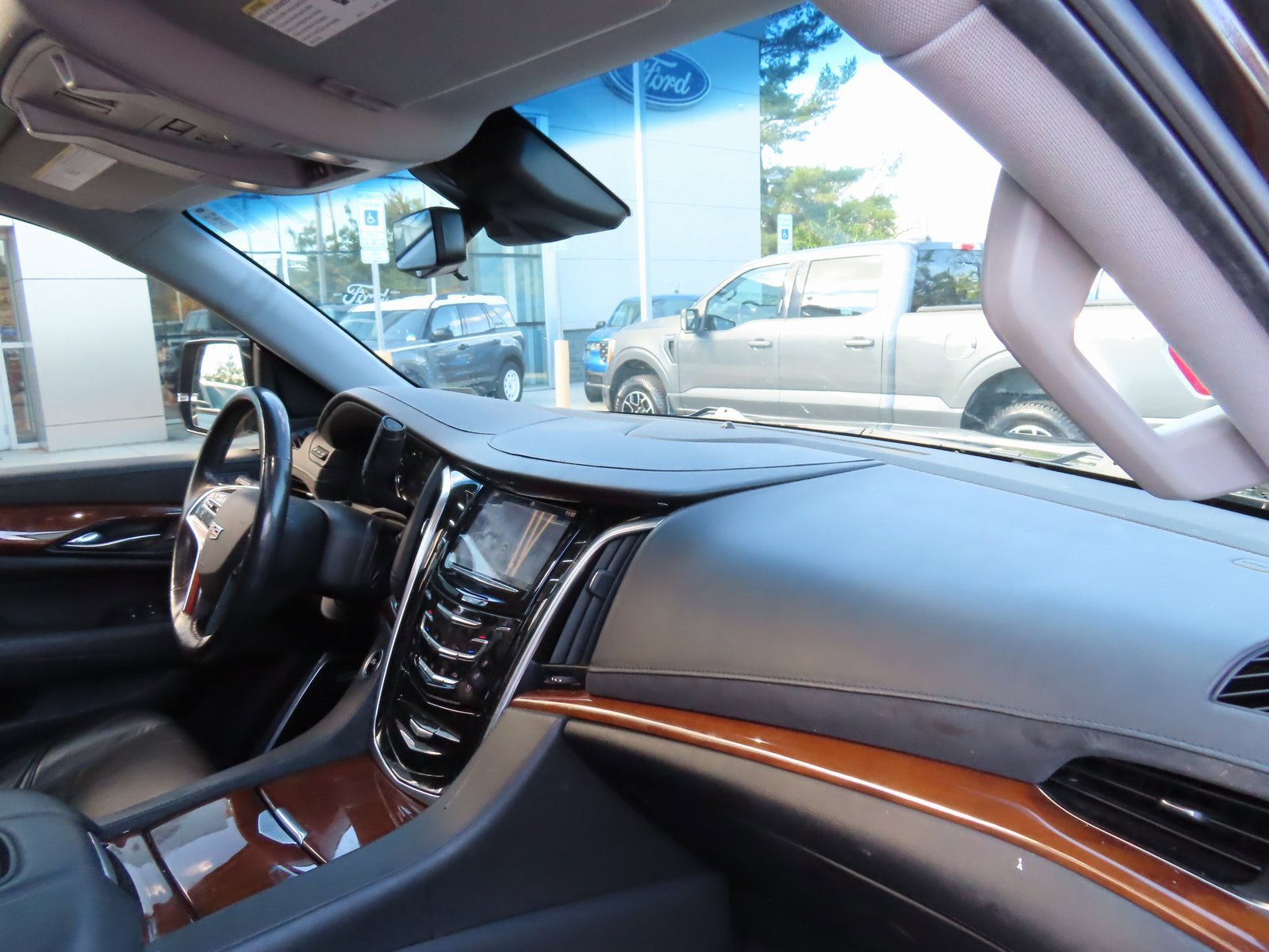 Used 2020 Cadillac Escalade ESV Premium Luxury image 16