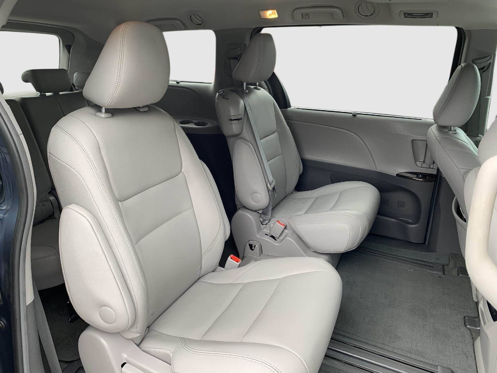 Used 2017 Toyota Sienna XLE Premium FWD image 35