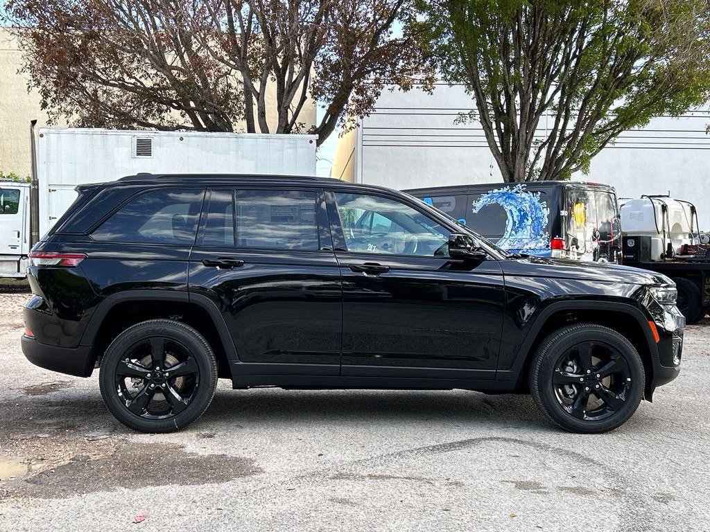 New 2024 Jeep Grand Cherokee Altitude RWD image 3