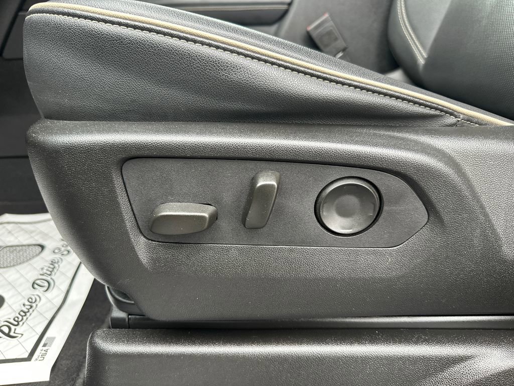 Used 2024 GMC Yukon XL SLT image 22