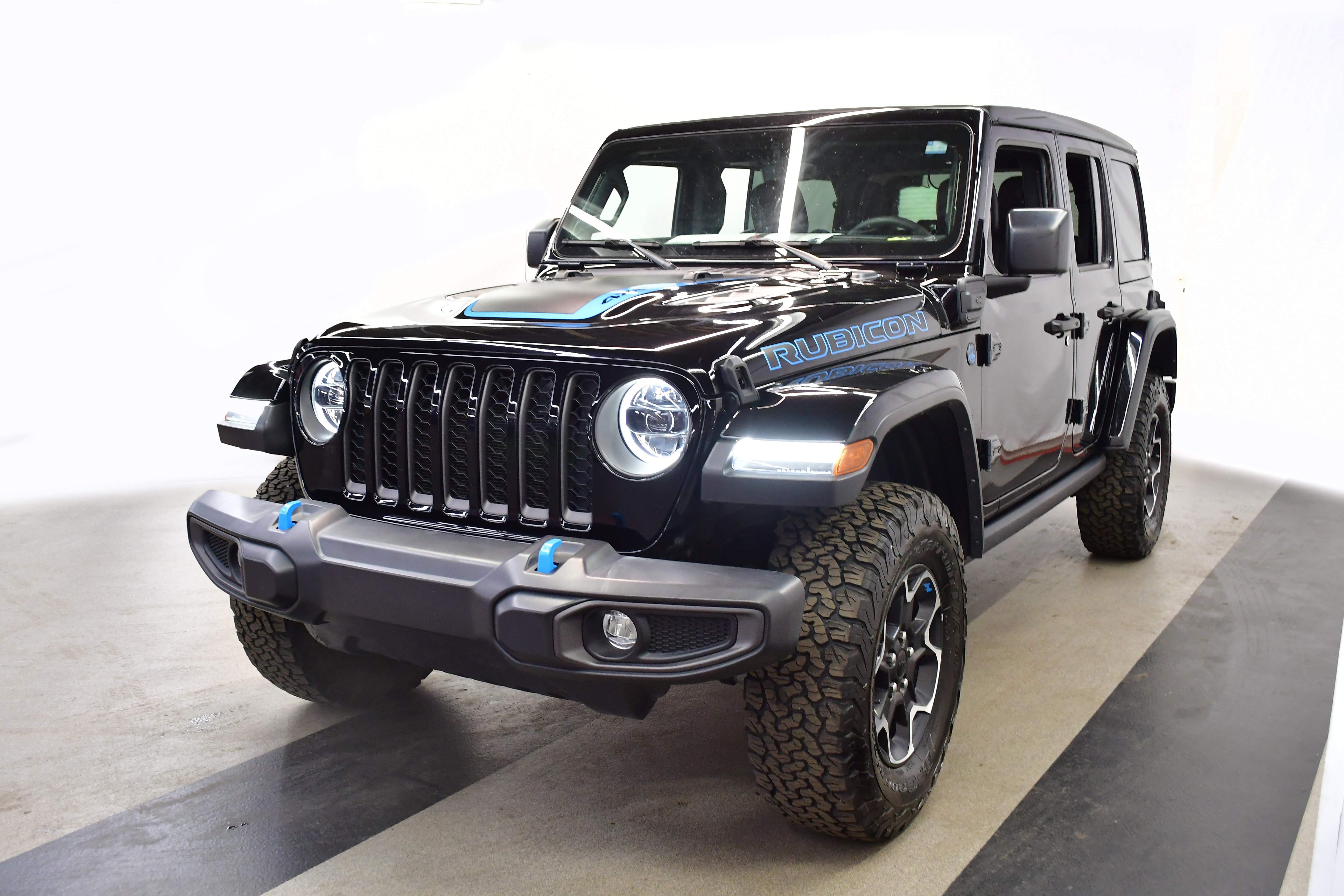 Used 2023 Jeep Wrangler Unlimited Rubicon 4xe w/ Cold Weather Group AWD/4WD image 4