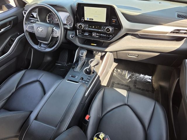 Used 2023 Toyota Highlander XLE FWD image 16