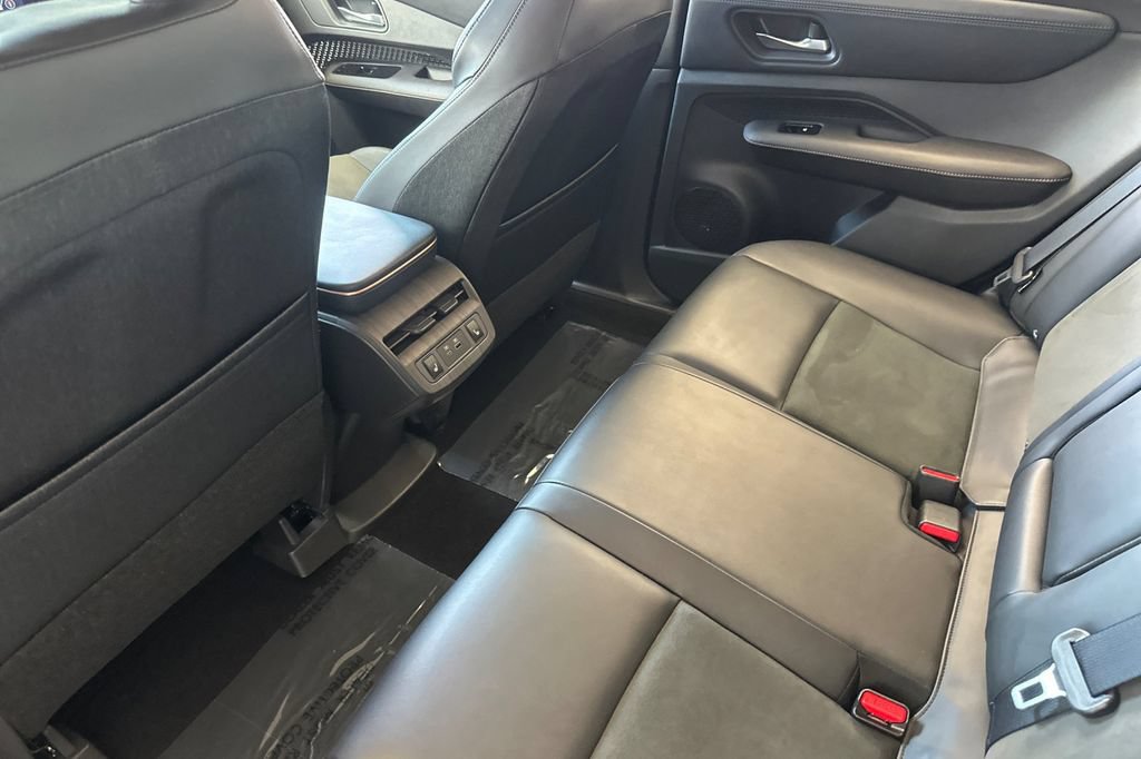 Used 2024 Nissan Ariya AWD image 11