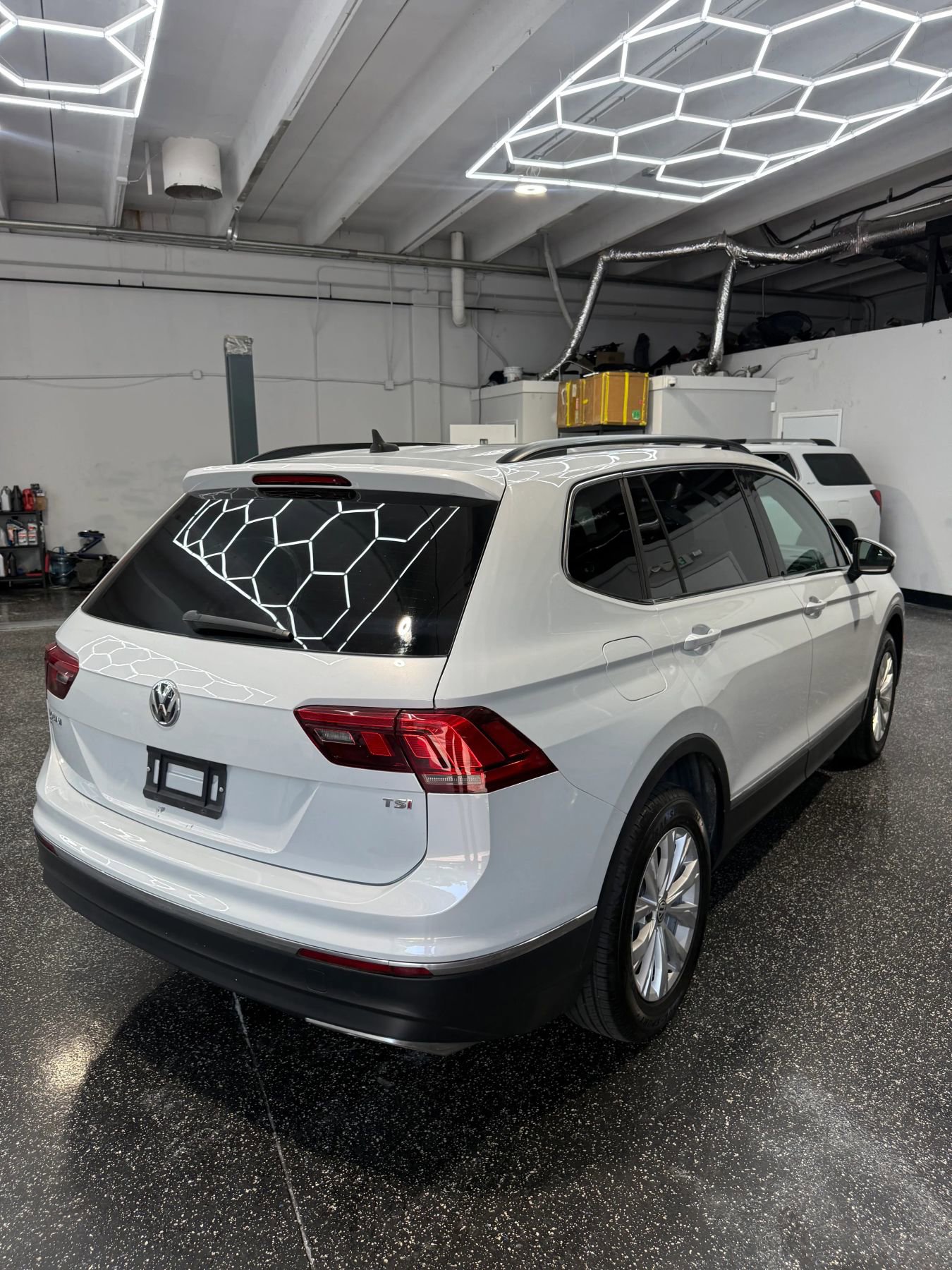 Used 2018 Volkswagen Tiguan SE w/ Panoramic Sunroof Package FWD image 9