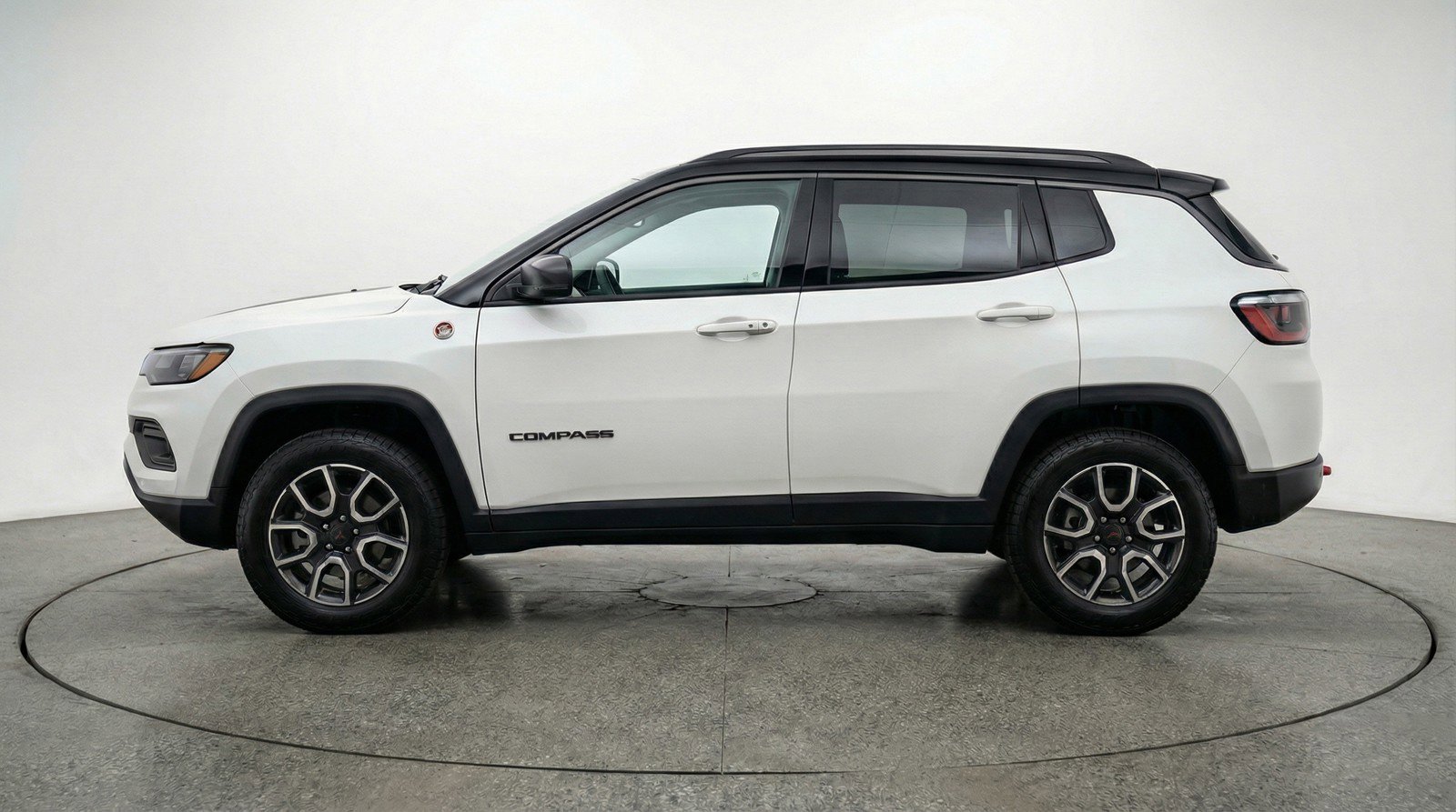 Used 2025 Jeep Compass Trailhawk image 5