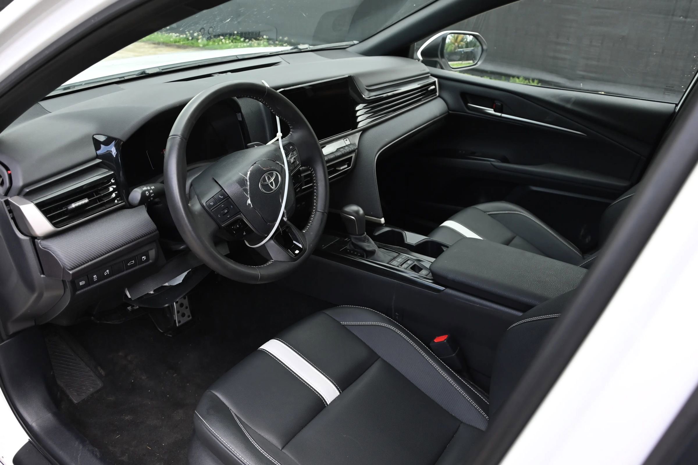 Used 2025 Toyota Camry SE image 14