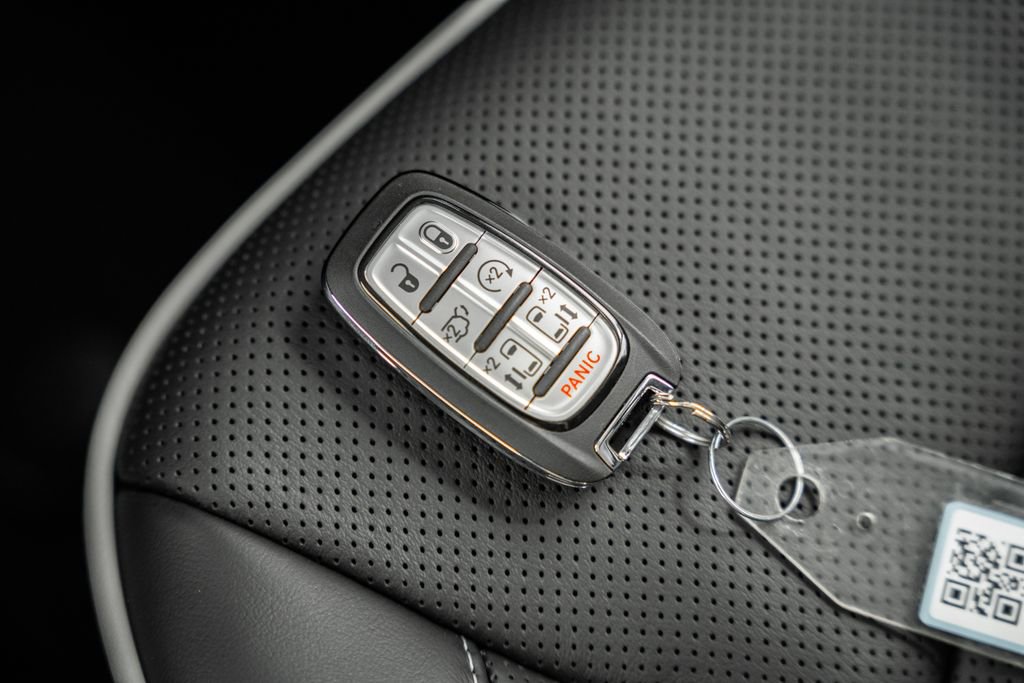 New 2026 Chrysler Pacifica Limited w/ Uconnect Theater Family Group image 41