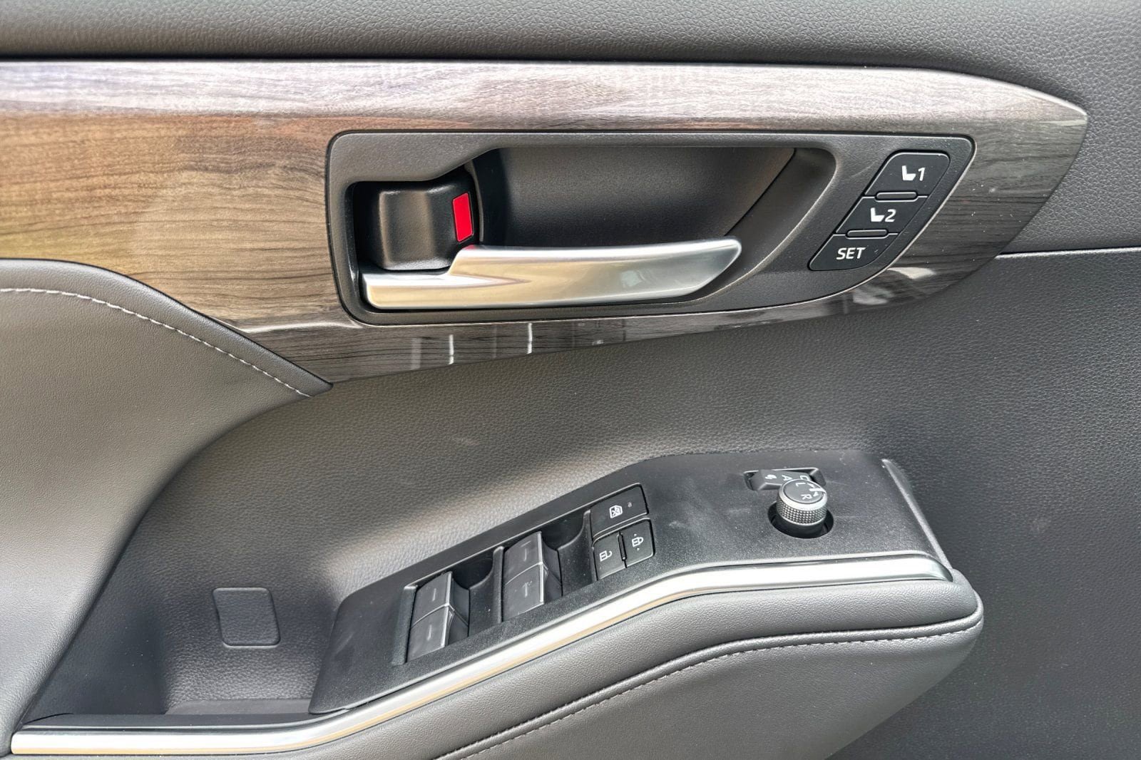 New 2026 Toyota Highlander Platinum AWD/4WD image 11