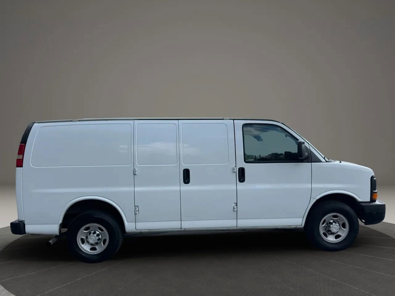 Used 2016 Chevrolet Express 2500 RWD image 9